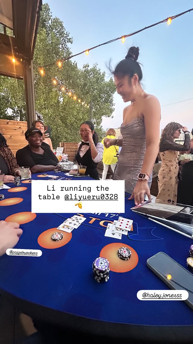 华体会下载-李月汝身着吊带裙和队友打扑克 佩奇：她把我钱全赢走了