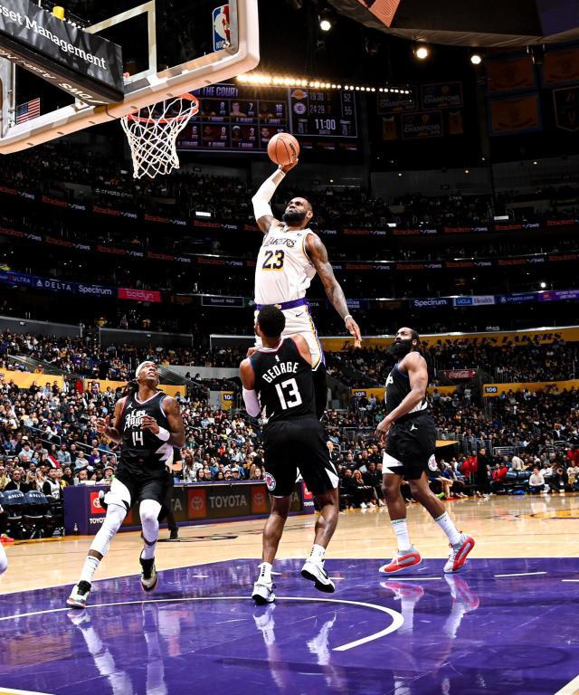 HTH sports-詹皇隔扣乔治惊呆哈登 湖人拿火热快艇止住四连败