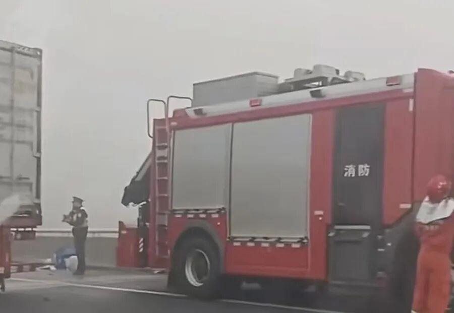 华体会体育-G40沪陕高速往江苏方向发生一起多车相撞事故，1人抢救无效死亡